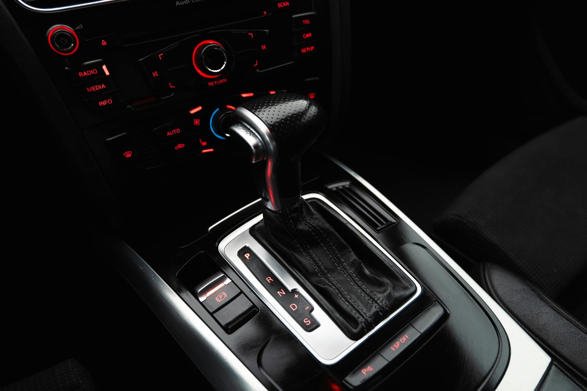 Dźwignia automatycznej skrzyni biegów i panel sterowania w nowoczesnym aucie