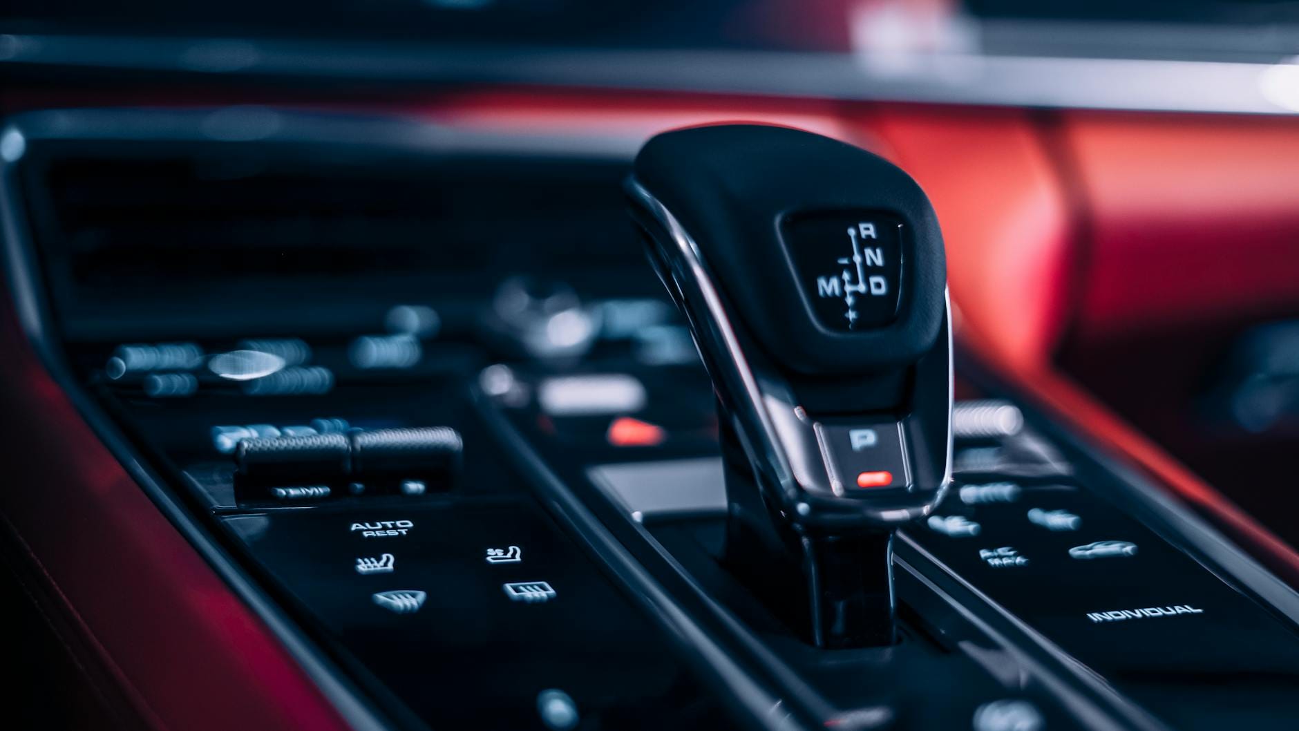 Dźwignia automatycznej skrzyni biegów w nowoczesnym wnętrzu auta