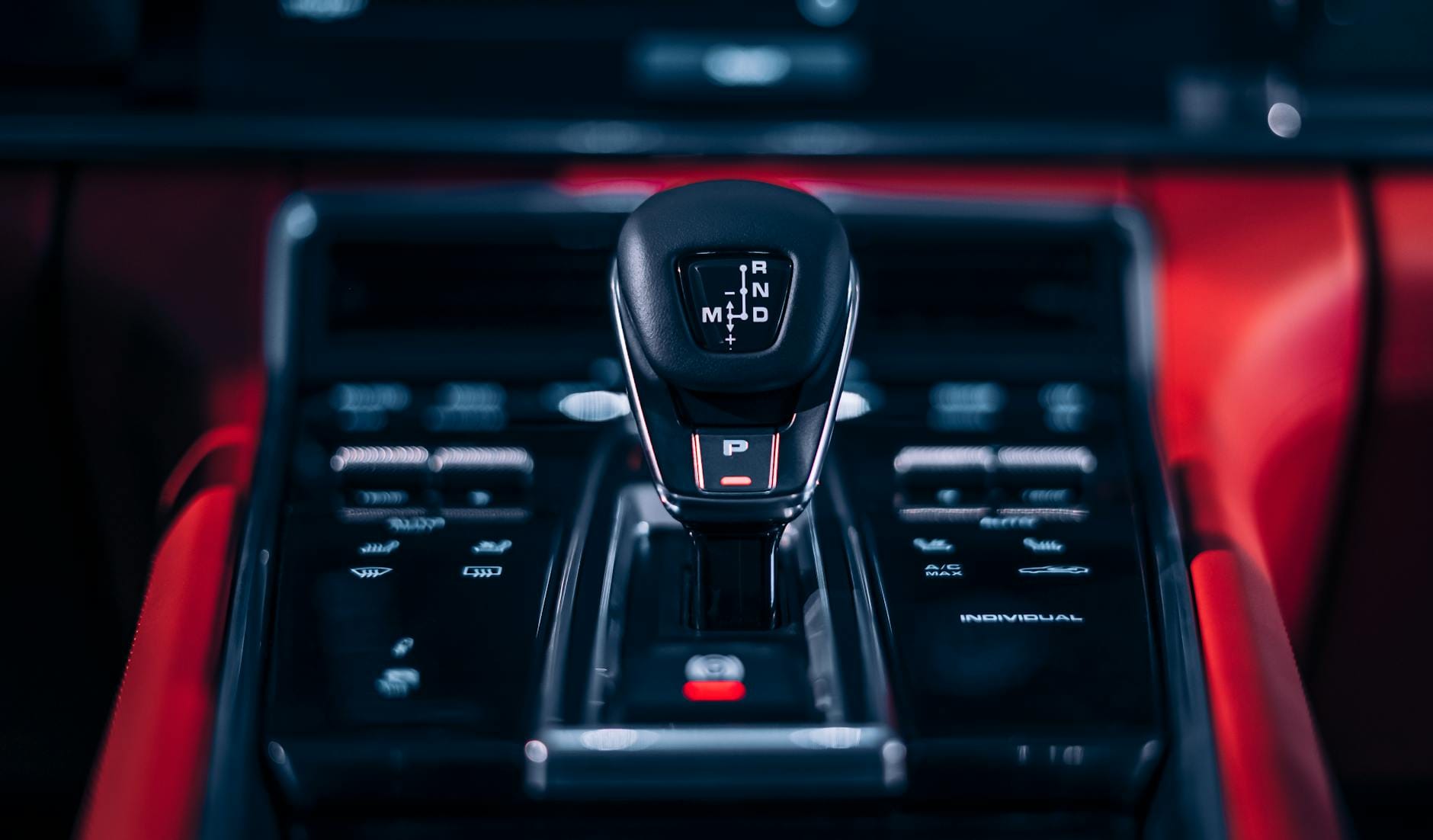 Dźwignia automatycznej skrzyni biegów we wnętrzu luksusowego auta