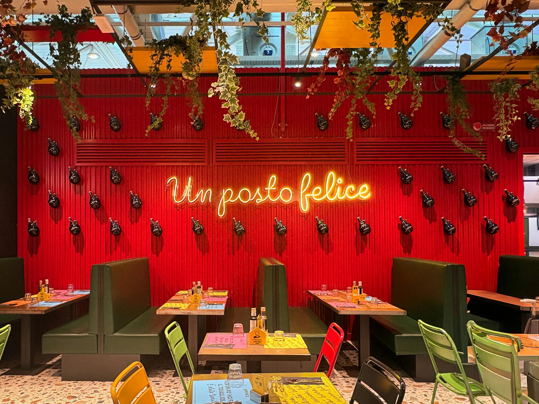 Nowoczesne wnętrze włoskiej restauracji z neonowym oświetleniem