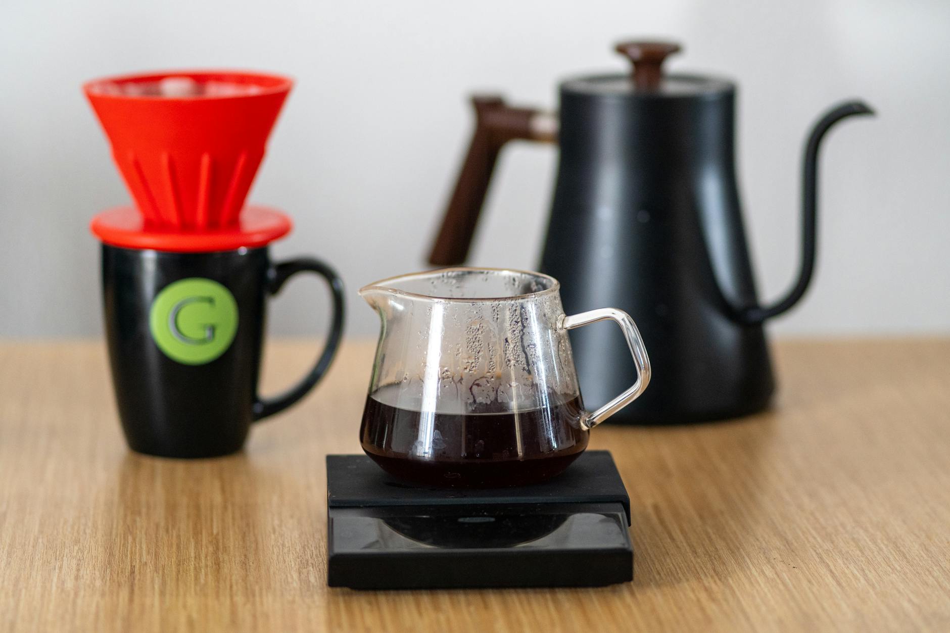 Zaparzanie kawy metodą V60 z czerwonym dripperem i szklanym dzbankiem