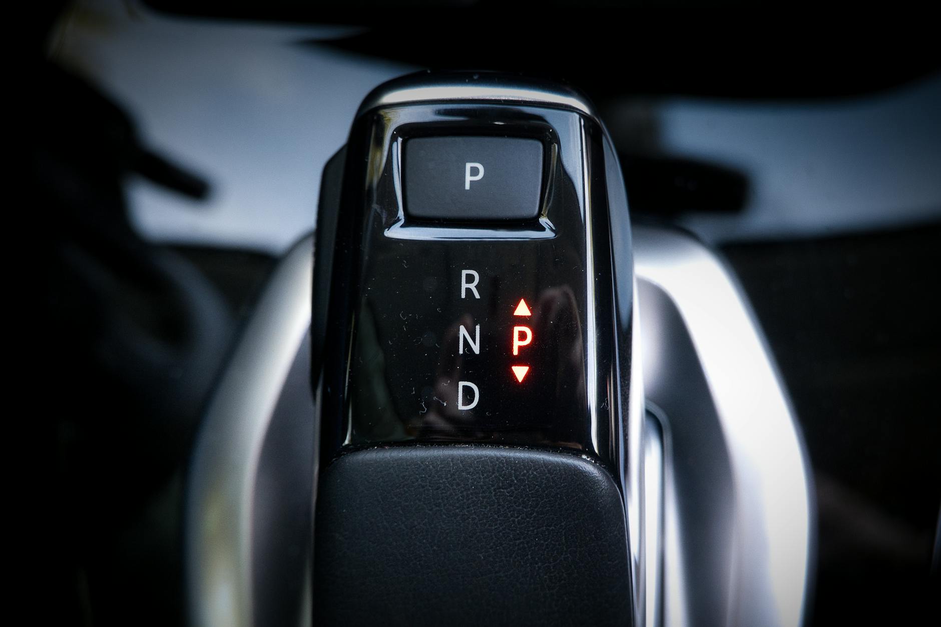 Zbliżenie na selektor automatycznej skrzyni biegów z trybami P R N D