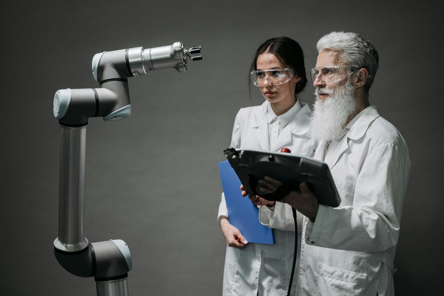 Badacze analizują ramię robota przemysłowego w laboratorium