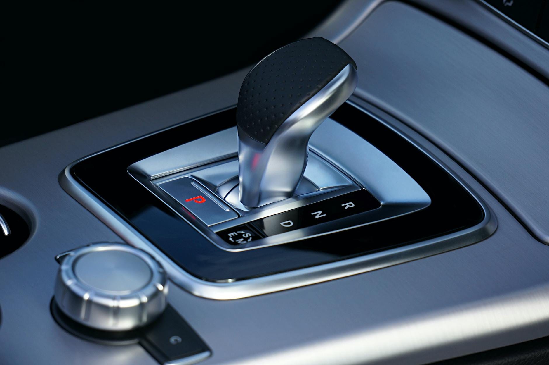Serwis skrzyni automatycznej przed chip tuningiem jak przygotować przekładnię na większy moment obrotowy Luksusowy automat z eleganckim drążkiem zmiany biegów zbliżenie