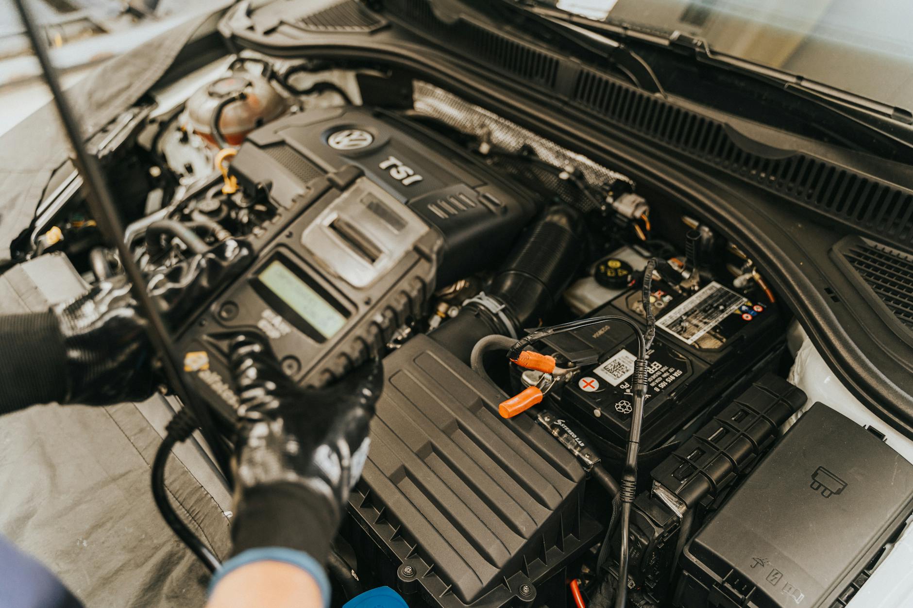 Mechanik diagnozuje silnik Volkswagena komputerem diagnostycznym