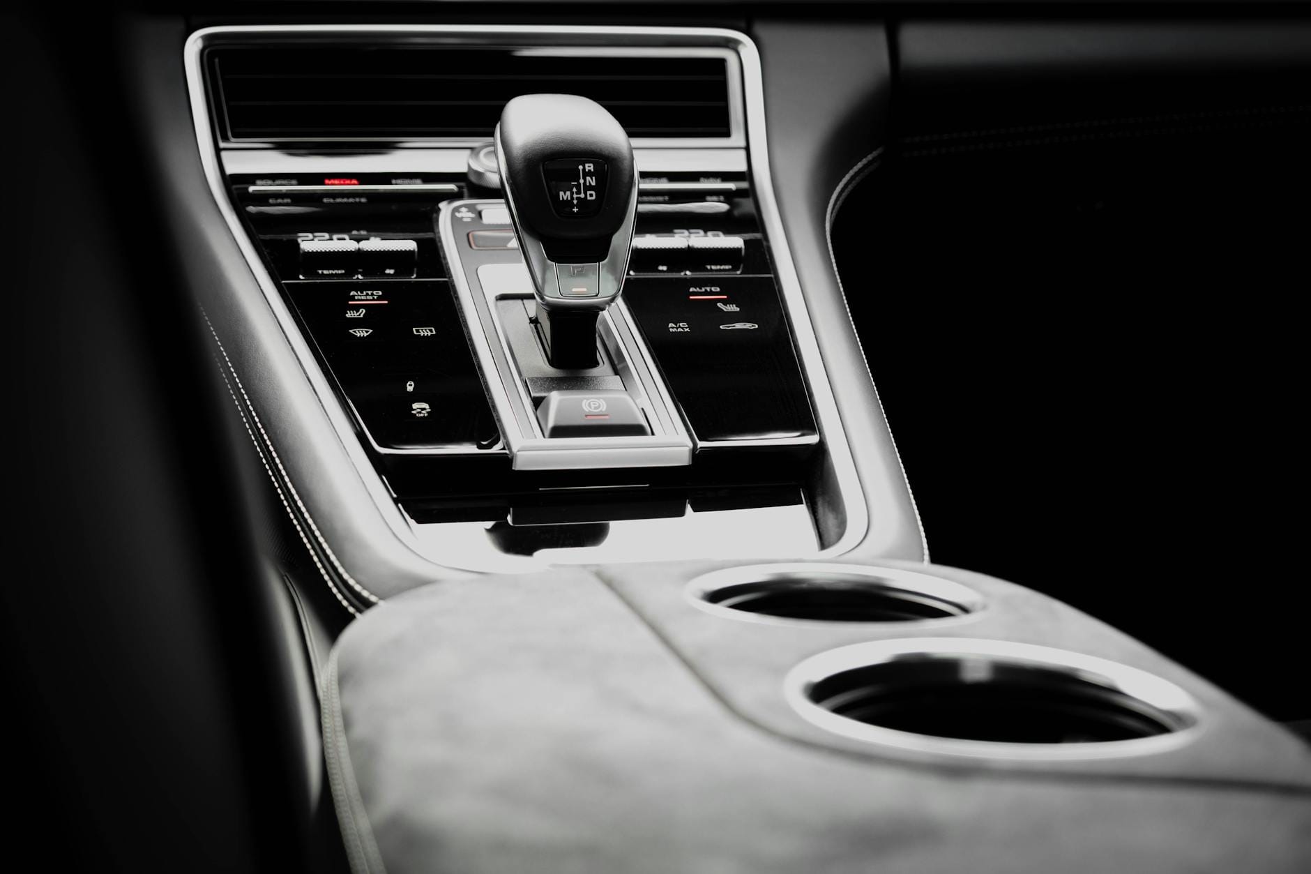 Jak prawidłowo korzystać z funkcji Auto Hold, hamulca postojowego i systemu Start‑Stop w aucie z automatem, by nie prowokować usterek przekładni Nowoczesna dźwignia automatycznej skrzyni biegów w jasnym wnętrzu auta