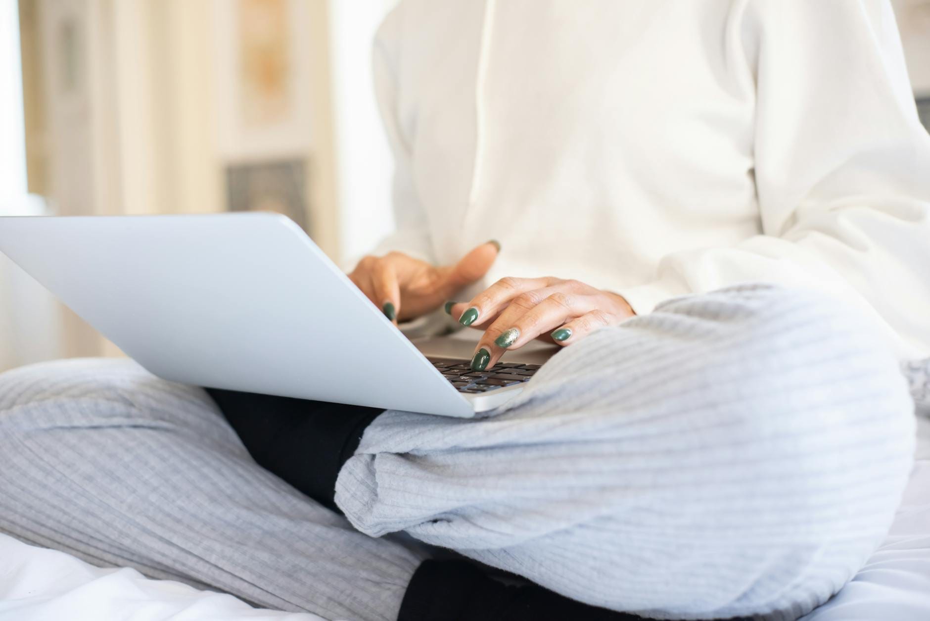 Osoba pracująca na laptopie w spokojnym domowym wnętrzu w Portugalii