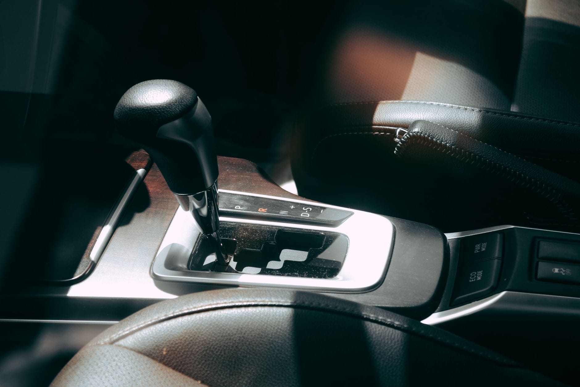 Wnętrze auta z widoczną dźwignią automatycznej skrzyni biegów Wnętrze auta z widoczną dźwignią automatycznej skrzyni biegów