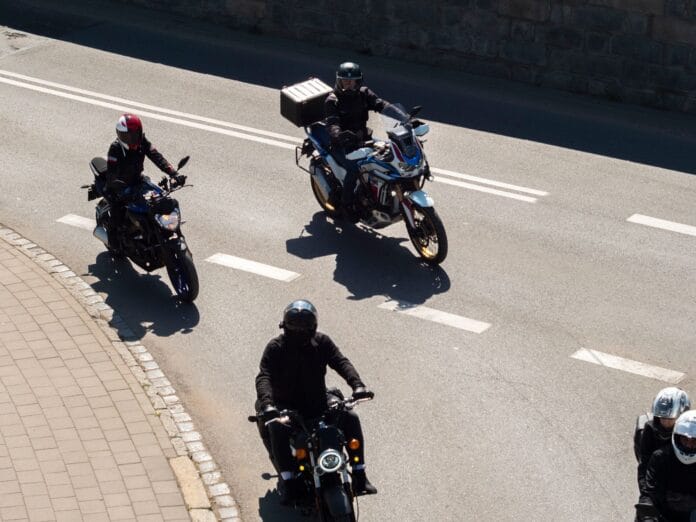 Motocykliści jadący ulicami Wrocławia w słone